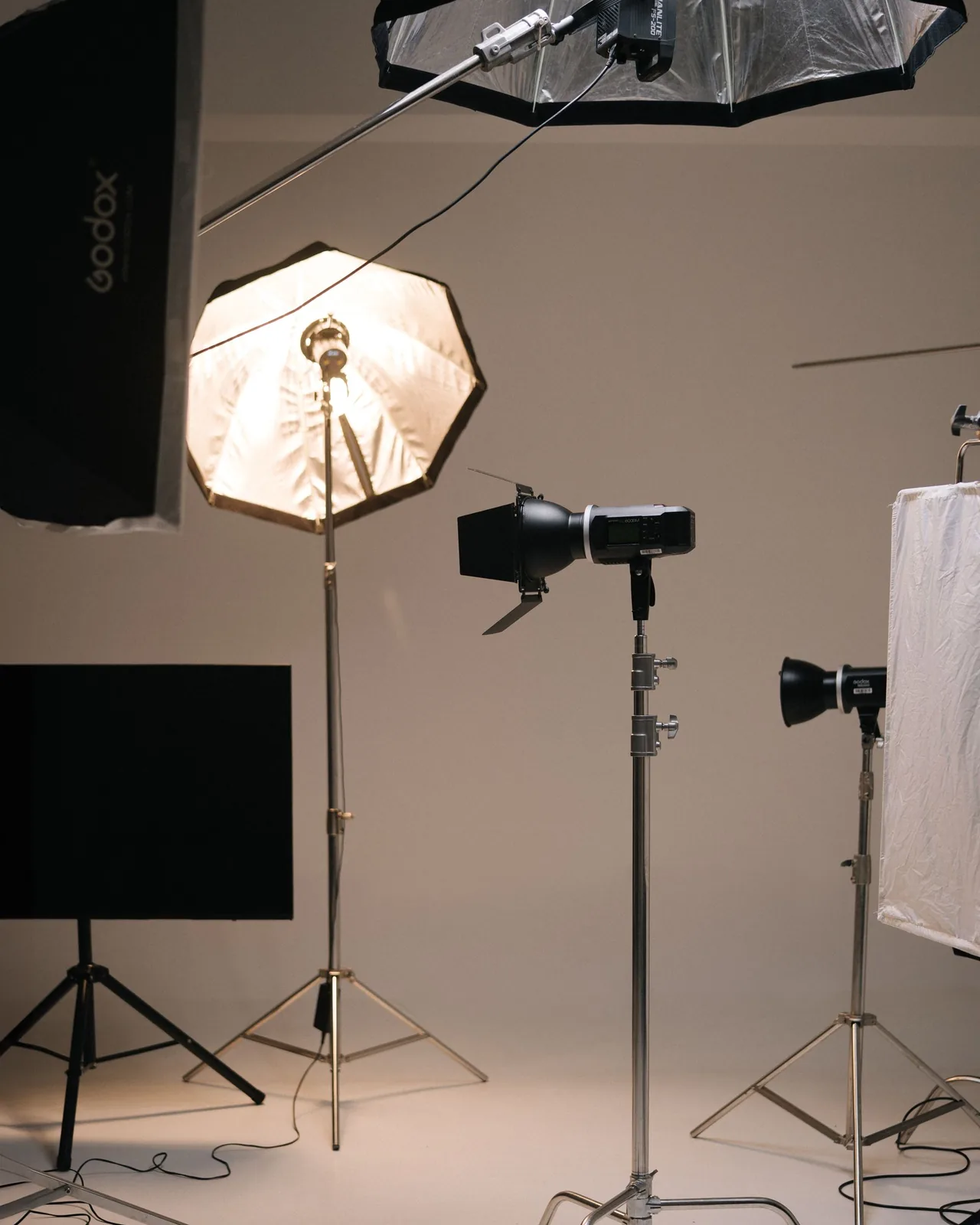 Backstage – oświetlenie studyjne ustawione przed sesją biznesową