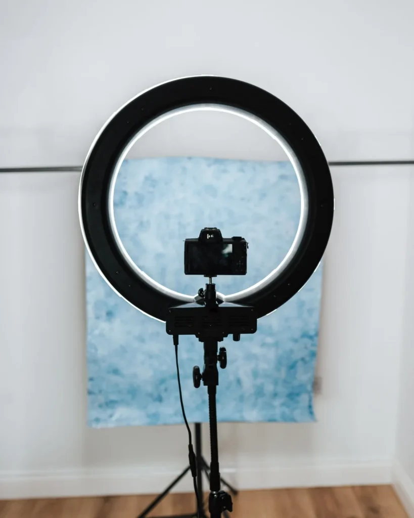 Backstage: aparat i lampa przy realizacji contentu