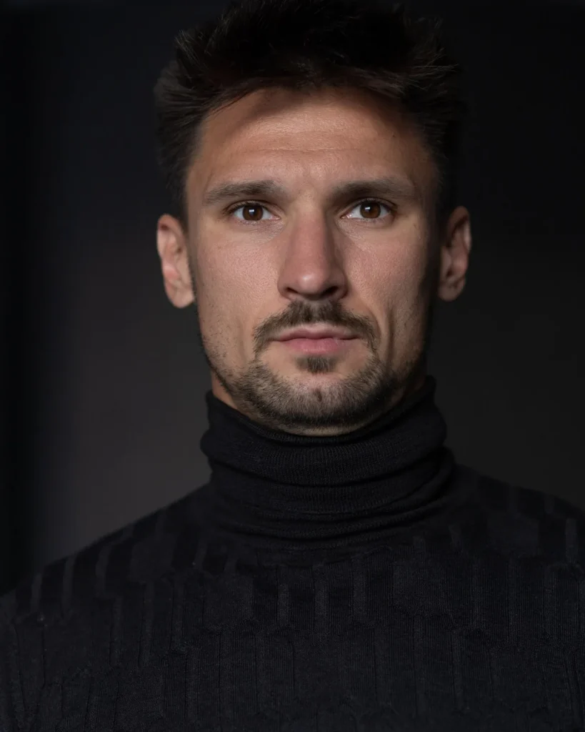 Portret biznesowy na ciemnym tle