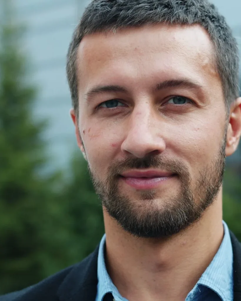 Portret na LinkedIn w plenerze miejskim