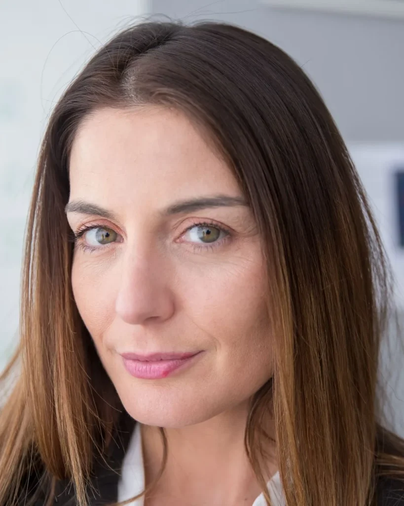 Portret na LinkedIn, naturalne światło w biurze
